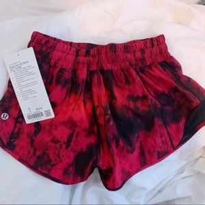 ✨ NWT lululemon hotty hot shorts 2.5” ✨.